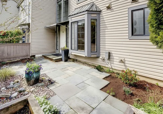 Photo 4 of Townhouse for sale at 6527 106th Avenue NE #10, Kirkland, WA 98033 | MLS# NWM2580121 | Listing updated on 2026-09-29