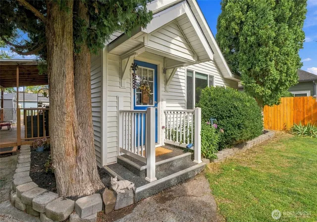 Photo 2 of Single family home for sale at 319 Nw C St, Ephrata, WA 98823 | MLS# NWM2580202 | Listing updated on 2026-09-24