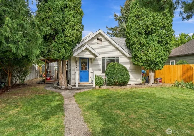 Photo 3 of Single family home for sale at 319 NW C St, Ephrata, WA 98823 | MLS# NWM2580202 | Listing updated on 2026-09-24