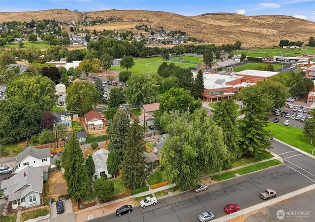Photo 4 of Single family home for sale at 319 NW C St, Ephrata, WA 98823 | MLS# NWM2580202 | Listing updated on 2026-09-24