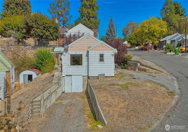 Photo 1 of Single family home for sale at 319 E Bartlett Ave, Omak, WA 98841 | MLS# NWM2580214 | Listing updated on 2026-09-25