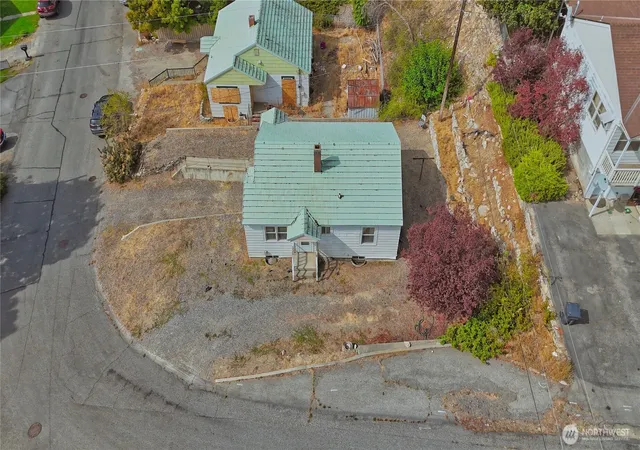 Photo 3 of Single family home for sale at 319 E Bartlett Ave, Omak, WA 98841 | MLS# NWM2580214 | Listing updated on 2026-09-25