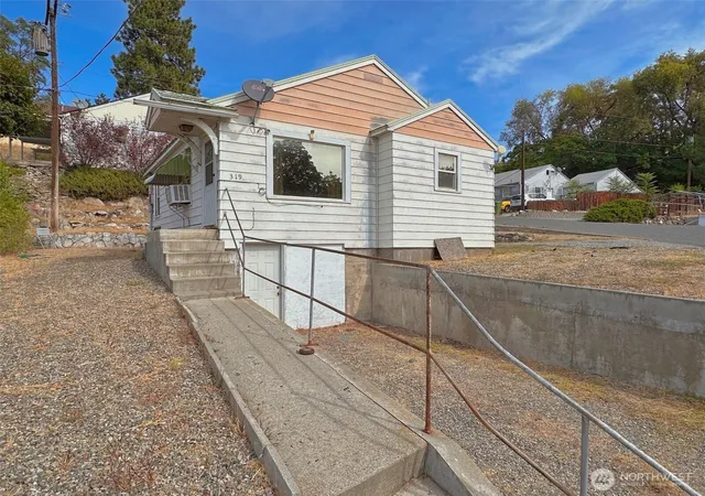 Photo 3 of Single family home for sale at 319 E Bartlett Ave, Omak, WA 98841 | MLS# NWM2580214 | Listing updated on 2026-09-25