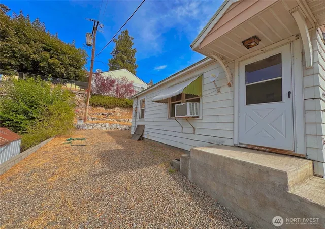 Photo 4 of Single family home for sale at 319 E Bartlett Ave, Omak, WA 98841 | MLS# NWM2580214 | Listing updated on 2026-09-25
