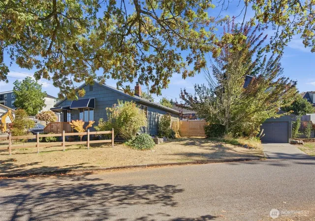 Photo 2 of Single family home for sale at 922 Pitt Ave, Bremerton, WA 98310 | MLS# NWM2580215 | Listing updated on 2026-09-19