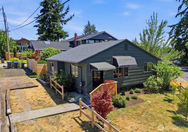 Photo 3 of Single family home for sale at 922 Pitt Ave, Bremerton, WA 98310 | MLS# NWM2580215 | Listing updated on 2026-09-19