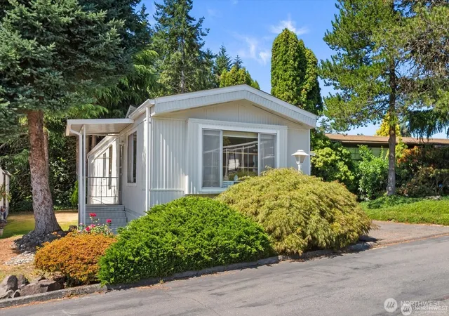 Photo 2 of Manufactured home for sale at 4111 164th Street Sw #61, Lynnwood, WA 98087 | MLS# NWM2580216 | Listing updated on 2026-09-30