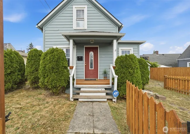 Photo 3 of Sale Pending at 1711 24th Street, Everett, WA 98201 | MLS# NWM2580229 | Listing updated on 2026-09-25