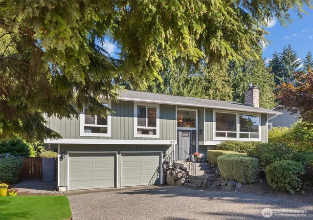 Photo 1 of Single family home for sale at 7622 130th Avenue Ne, Kirkland, WA 98033 | MLS# NWM2580285 | Listing updated on 2026-10-03