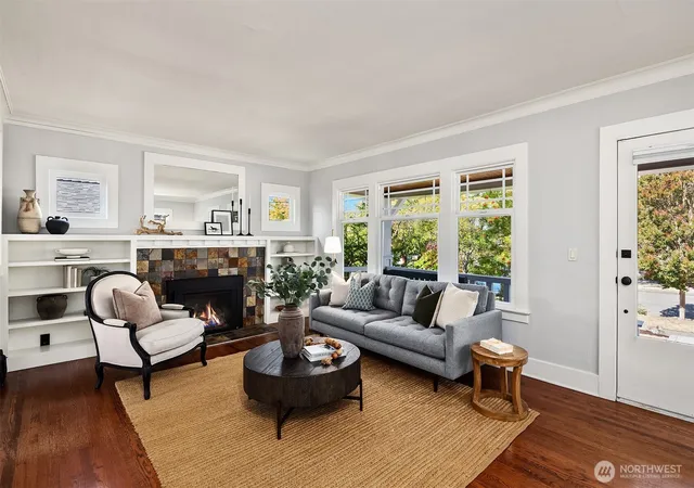 Photo 4 of Single family home for sale at 135 NE 53rd Street, Seattle, WA 98105 | MLS# NWM2580293 | Listing updated on 2026-10-01