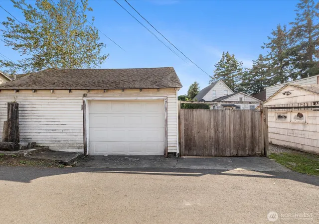 Photo 2 of Sale Pending at 2407 Everett Ave, Everett, WA 98201 | MLS# NWM2580305 | Listing updated on 2026-10-01