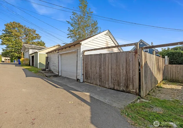 Photo 3 of Sale Pending at 2407 Everett Ave, Everett, WA 98201 | MLS# NWM2580305 | Listing updated on 2026-10-01