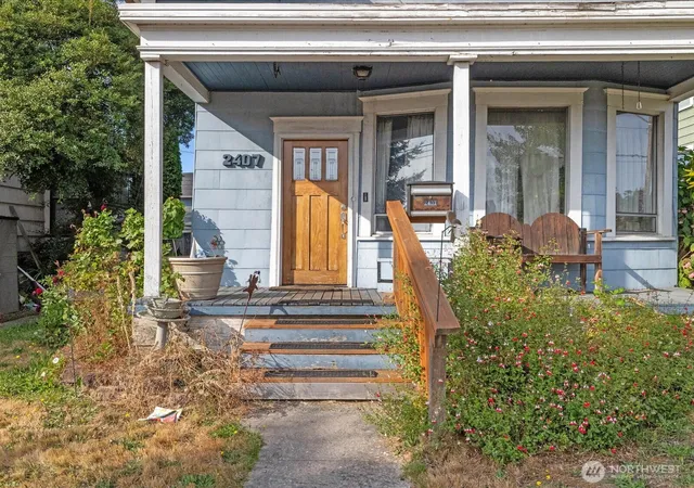 Photo 4 of Sale Pending at 2407 Everett Ave, Everett, WA 98201 | MLS# NWM2580305 | Listing updated on 2026-10-01