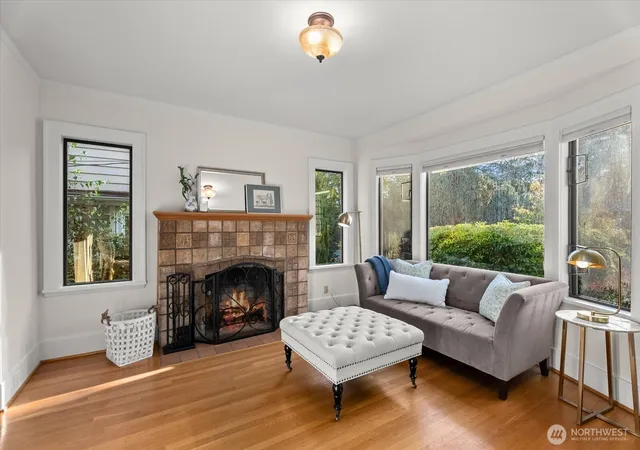 Photo 4 of Single family home for sale at 7530 Roosevelt Wy NE, Seattle, WA 98115 | MLS# NWM2580438 | Listing updated on 2026-10-01