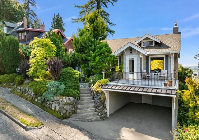 Photo 1 of Sale Pending at 911 Jersey St, Bellingham, WA 98225 | MLS# NWM2580448 | Listing updated on 2026-09-25