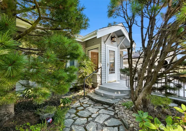 Photo 3 of Sale Pending at 911 Jersey St, Bellingham, WA 98225 | MLS# NWM2580448 | Listing updated on 2026-09-25