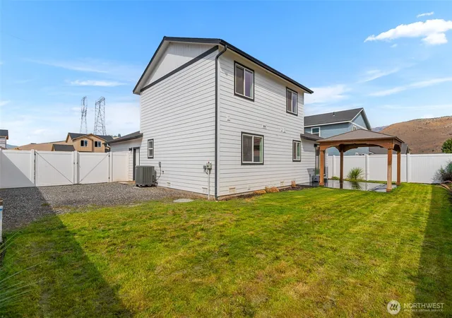 Photo 3 of Sale Pending at 1447 Curtis Dr, Rock Island, WA 98850 | MLS# NWM2580459 | Listing updated on 2026-09-25
