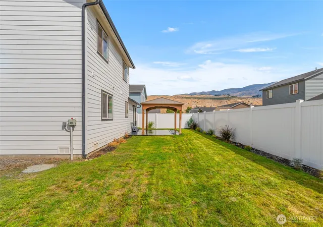 Photo 4 of Sale Pending at 1447 Curtis Dr, Rock Island, WA 98850 | MLS# NWM2580459 | Listing updated on 2026-09-25