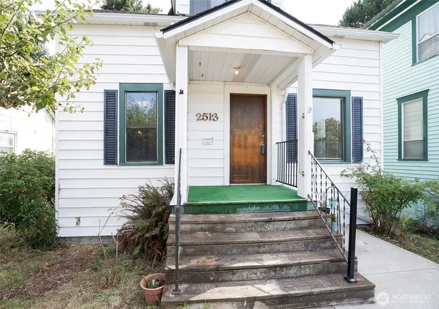 Photo 3 of Sale Pending at 2513 Cedar St, Everett, WA 98201 | MLS# NWM2580480 | Listing updated on 2026-09-19