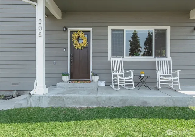 Photo 2 of Single family home for sale at 205 Skyline Dr, Cashmere, WA 98815 | MLS# NWM2580514 | Listing updated on 2026-09-25