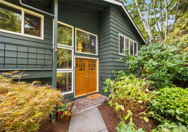 Photo 3 of Sale Pending at 6039 Ne 202nd Street, Kenmore, WA 98028 | MLS# NWM2580521 | Listing updated on 2026-10-03