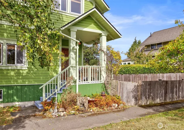 Photo 3 of Single family home for sale at 740 Lincoln St, Port Townsend, WA 98368 | MLS# NWM2580523 | Listing updated on 2026-10-02