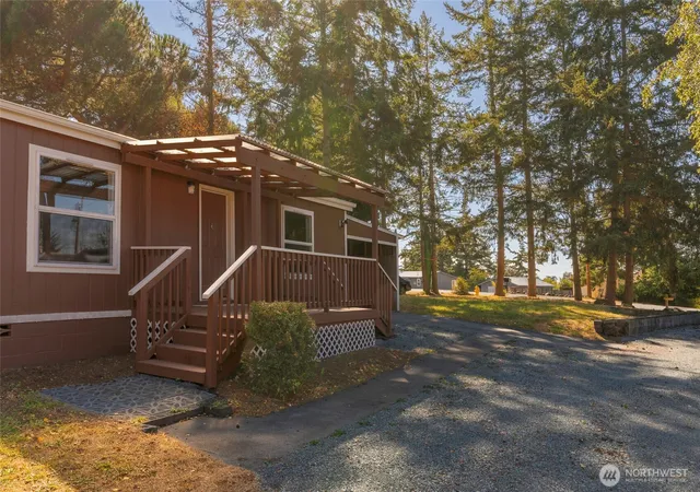 Photo 3 of Manufactured home for sale at 1004 Diane Ave, Oak Harbor, WA 98277 | MLS# NWM2580543 | Listing updated on 2026-09-24