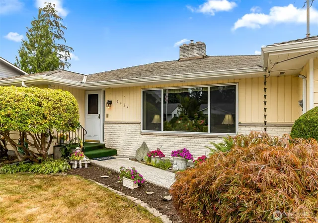 Photo 3 of Single family home for sale at 2924 91st Street Se, Everett, WA 98208 | MLS# NWM2580561 | Listing updated on 2026-09-21