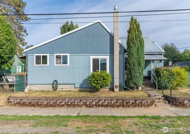 Photo 2 of Single family home for sale at 728 S Rock St, Centralia, WA 98531 | MLS# NWM2580584 | Listing updated on 2026-10-07