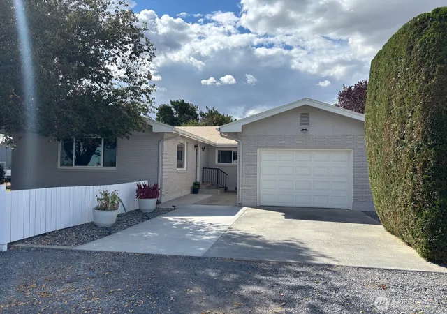 Photo 2 of Single family home for sale at 17165 Road 11 Nw, Quincy, WA 98848 | MLS# NWM2580651 | Listing updated on 2026-10-16