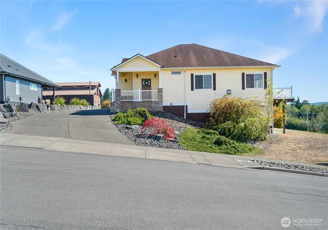 Single family home for sale at 190 Hemlock St, Montesano, WA 98563 | MLS# NWM2580697