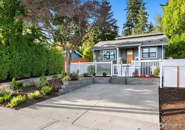 Photo 3 of Single family home for sale at 346 10th Avenue, Kirkland, WA 98033 | MLS# NWM2580756 | Listing updated on 2026-10-01