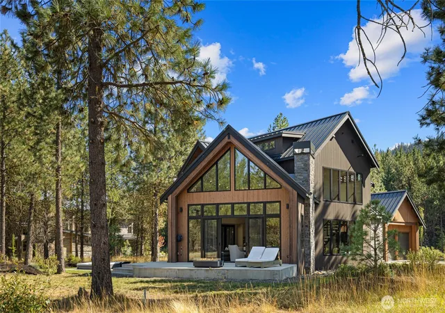 Photo 1 of Single family home for sale at 321 Southern Star Ln, Cle Elum, WA 98922 | MLS# NWM2580821 | Listing updated on 2026-09-28