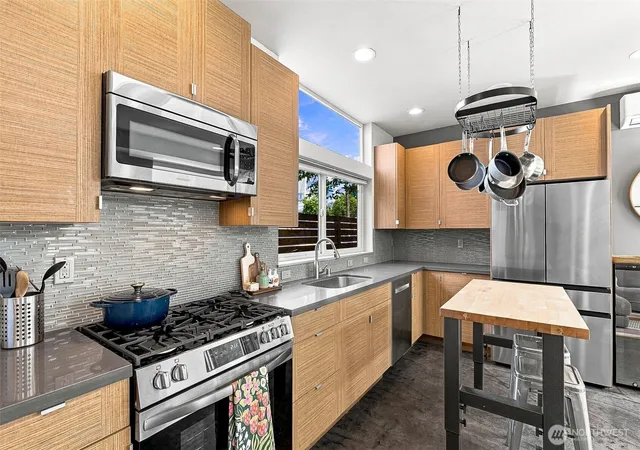 Photo 2 of Townhouse for sale at 310 21st Avenue #B, Seattle, WA 98122 | MLS# NWM2580887 | Listing updated on 2026-09-24