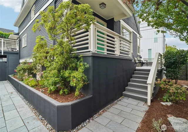 Photo 3 of Sale Pending at 1009 W Crockett St, Seattle, WA 98119 | MLS# NWM2580932 | Listing updated on 2026-09-20