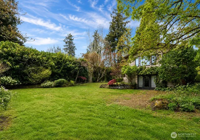 Photo 1 of Single family home for sale at 7611 Ne 8th Street, Medina, WA 98039 | MLS# NWM2580979 | Listing updated on 2026-09-25
