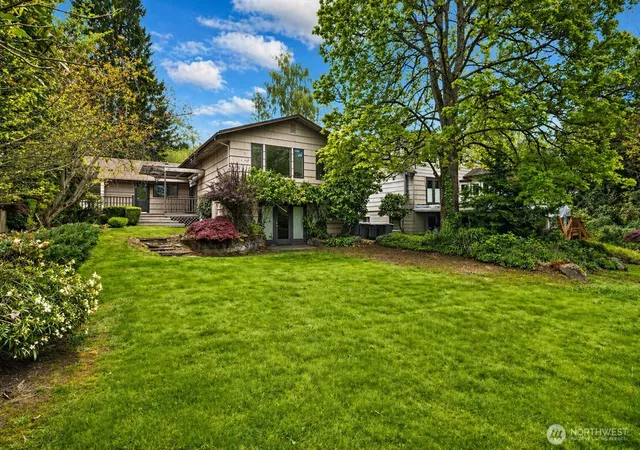 Photo 2 of Single family home for sale at 7611 Ne 8th Street, Medina, WA 98039 | MLS# NWM2580979 | Listing updated on 2026-09-25