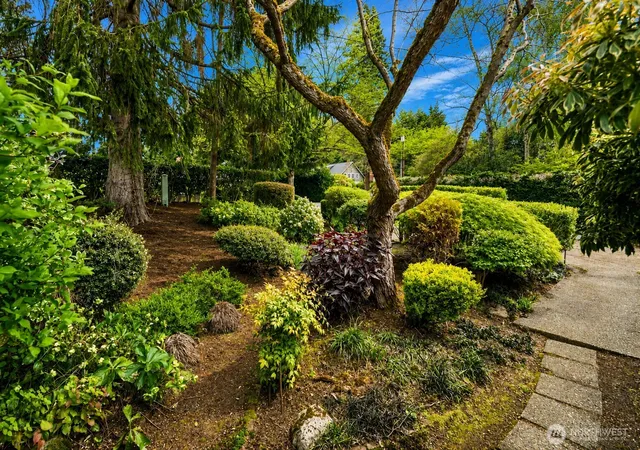 Photo 3 of Single family home for sale at 7611 NE 8th Street, Medina, WA 98039 | MLS# NWM2580979 | Listing updated on 2026-09-25