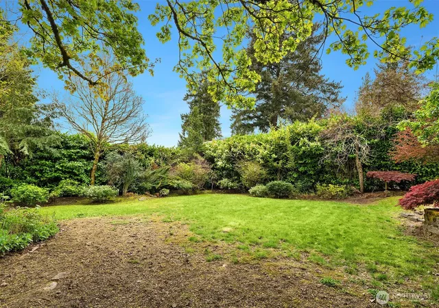 Photo 4 of Single family home for sale at 7611 NE 8th Street, Medina, WA 98039 | MLS# NWM2580979 | Listing updated on 2026-09-25