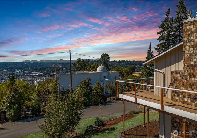 Photo 3 of Single family home for sale at 1006 Grant Ave S, Renton, WA 98057 | MLS# NWM2580985 | Listing updated on 2026-09-30