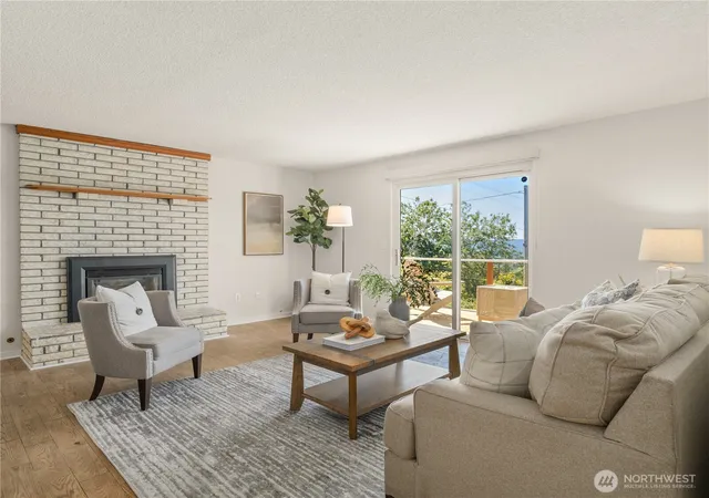 Photo 3 of Single family home for sale at 1006 Grant Ave S, Renton, WA 98057 | MLS# NWM2580985 | Listing updated on 2026-09-30