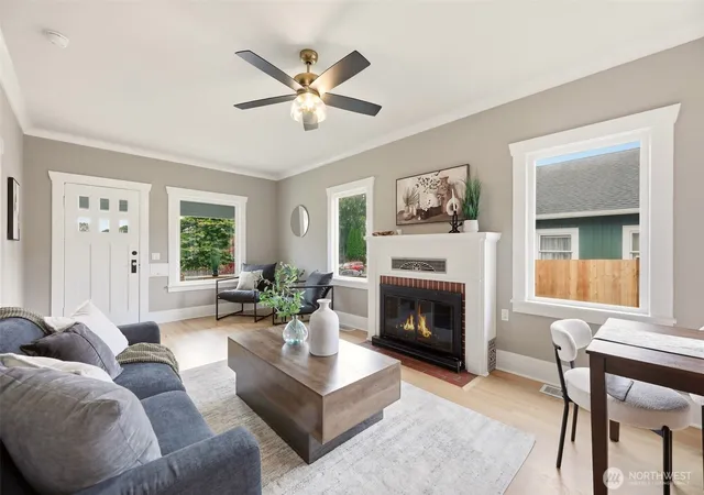 Photo 4 of Single family home for sale at 2018 Oakes Ave, Everett, WA 98201 | MLS# NWM2581020 | Listing updated on 2026-09-19