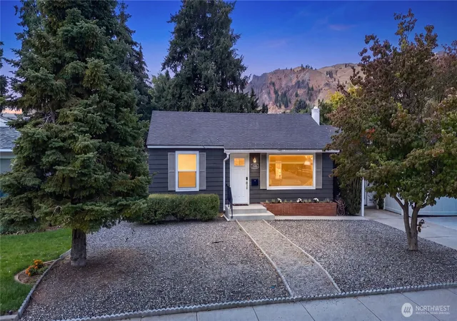 Photo 1 of Sale Pending at 1235 Columbine St, Wenatchee, WA 98801 | MLS# NWM2581039 | Listing updated on 2026-10-01
