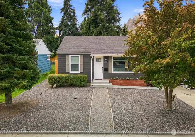 Photo 2 of Sale Pending at 1235 Columbine St, Wenatchee, WA 98801 | MLS# NWM2581039 | Listing updated on 2026-10-01