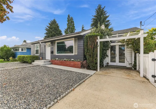 Photo 3 of Sale Pending at 1235 Columbine St, Wenatchee, WA 98801 | MLS# NWM2581039 | Listing updated on 2026-10-01