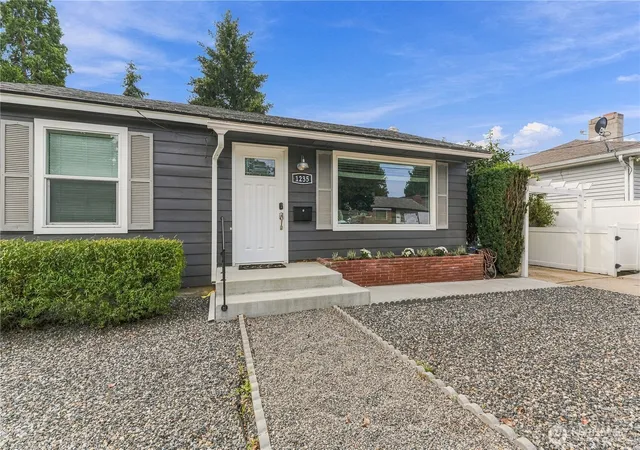 Photo 3 of Sale Pending at 1235 Columbine St, Wenatchee, WA 98801 | MLS# NWM2581039 | Listing updated on 2026-10-01