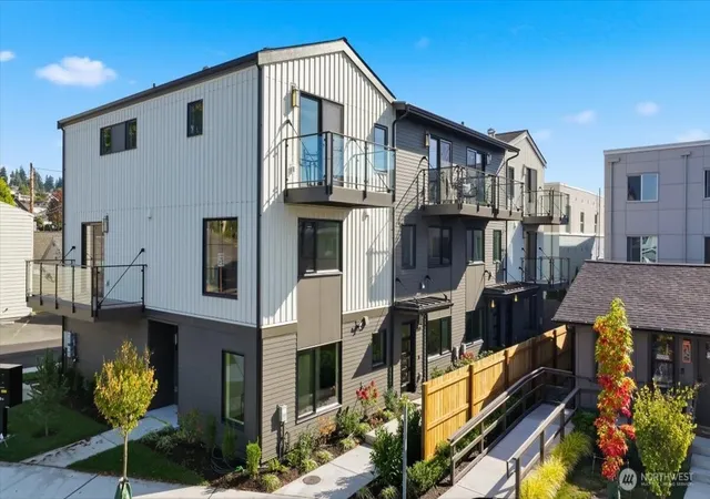 Photo 2 of Townhouse for sale at 308 Daley St, Edmonds, WA 98020 | MLS# NWM2581054 | Listing updated on 2026-10-02
