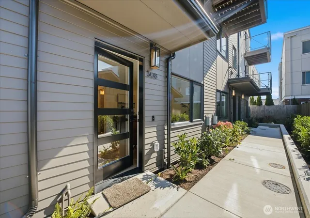 Photo 4 of Townhouse for sale at 308 Daley St, Edmonds, WA 98020 | MLS# NWM2581054 | Listing updated on 2026-10-02