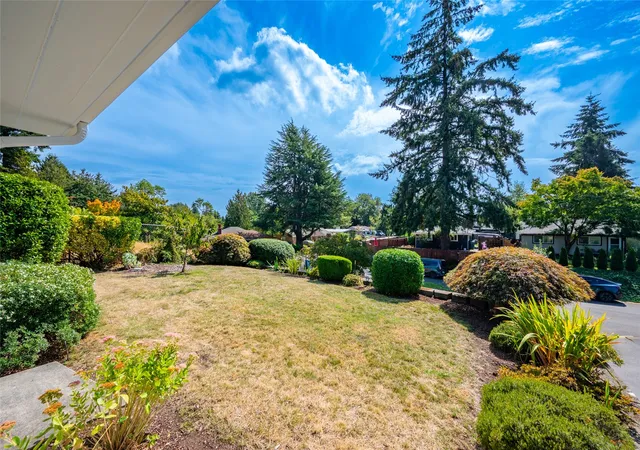 Photo 3 of Single family home for sale at 922 NE 150th Street, Shoreline, WA 98155 | MLS# NWM2581124 | Listing updated on 2026-09-25