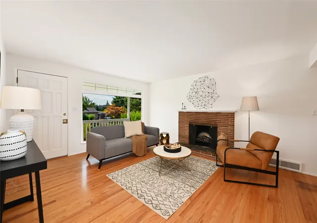Photo 4 of Single family home for sale at 922 NE 150th Street, Shoreline, WA 98155 | MLS# NWM2581124 | Listing updated on 2026-09-25